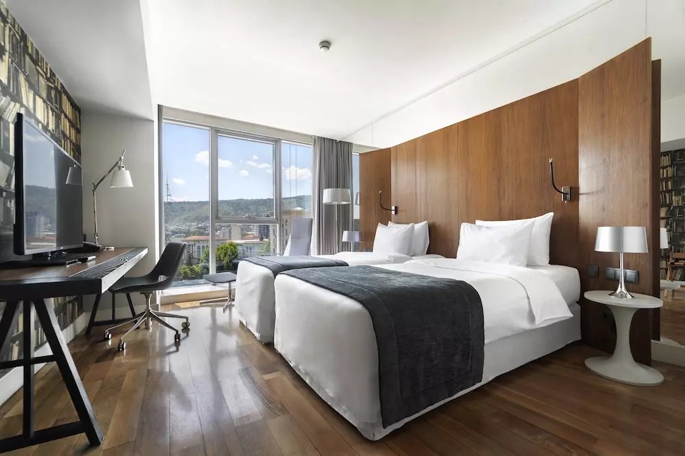 هتل هالیدی این تفلیس